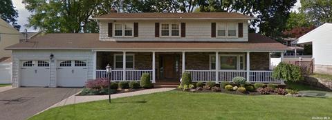 95 Cedar W Dr, Plainview, NY 11803