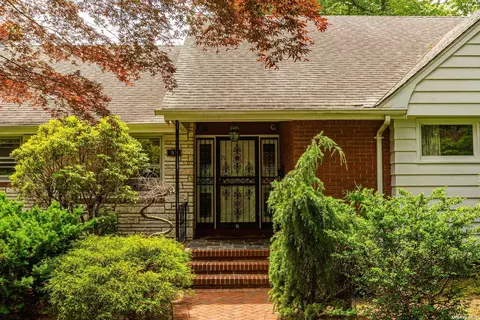 91 Mohawk Dr, Brightwaters, NY 11718