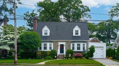 80 Bond Ave, Malverne, NY 11565