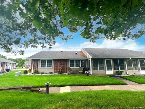 68 Enfield Ct #68A, Ridge, NY 11961