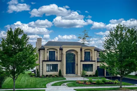 97 Shepherd Ln, Roslyn Heights, NY 11577