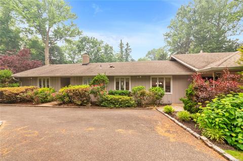 24 Cow Neck Rd, Sands Point, NY 11050