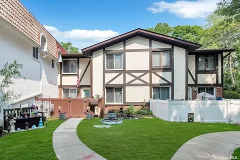 843 Golf Ln #843, Medford, NY 11763