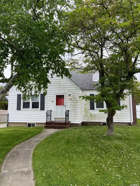 2956 Fortesque Ave, Oceanside, NY 11572