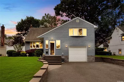 3992 Wolkow Ave, Seaford, NY 11783