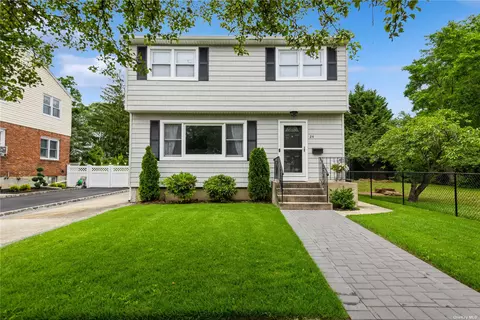 24 Ashwood Rd, Port Washington, NY 11050