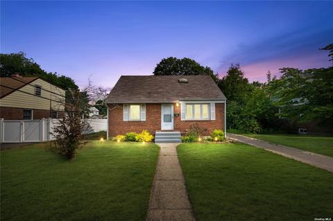 37 9th St, Hicksville, NY 11801