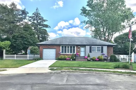 8 Park Ct, Plainview, NY 11803