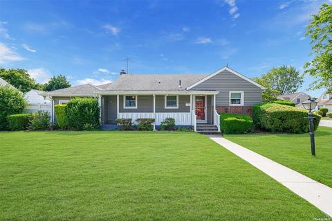 2 Layton Ave, Hicksville, NY 11801