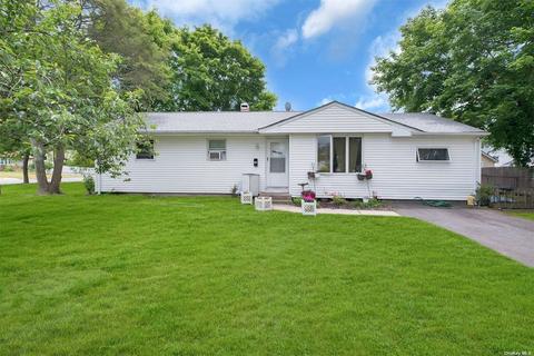2102 Wave Ave, Medford, NY 11763
