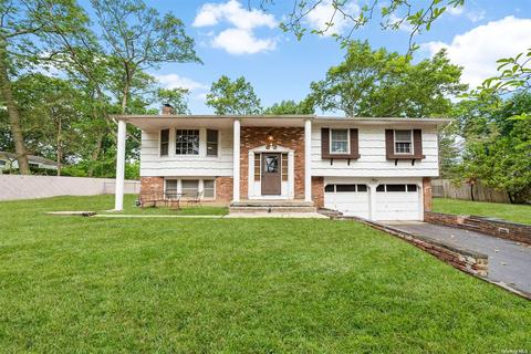 20 Pinecone Ln, Commack, NY 11725
