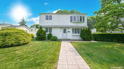 488 N Putnam Ave, Lindenhurst, NY 11757
