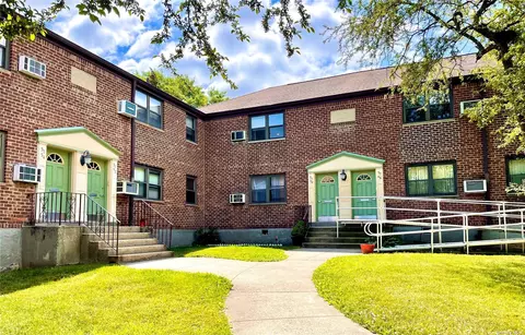 57-50 246th Cres #F-7, Douglaston, NY 11362