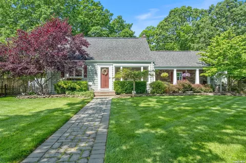 44 Hollins Ln, East Islip, NY 11730