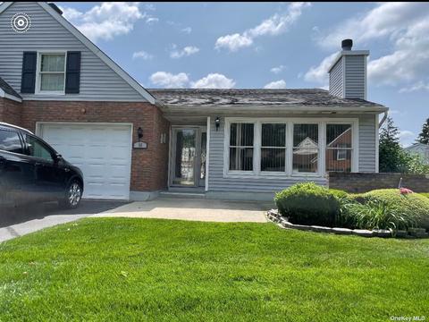 85 Hearthside Dr #85, Mount Sinai, NY 11766