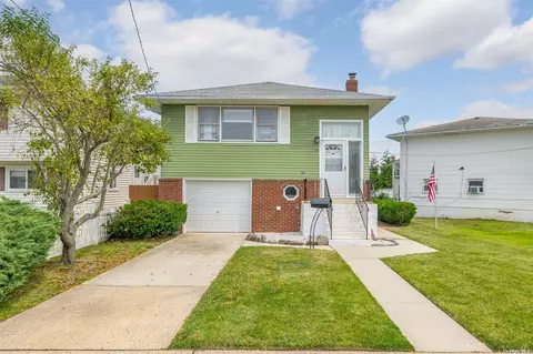38 Radcliffe Rd, Island Park, NY 11558
