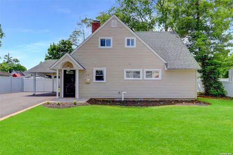 20 Quiet Ln, Levittown, NY 11756
