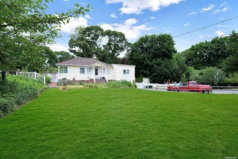34 Dandelion Rd, Rocky Point, NY 11778