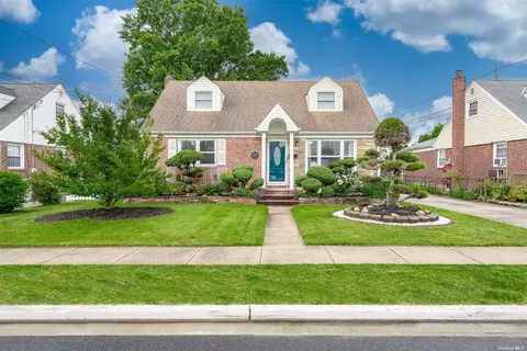 55 12th Ave, Mineola, NY 11501