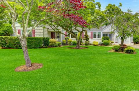 15 Fairway Ct, Bay Shore, NY 11706