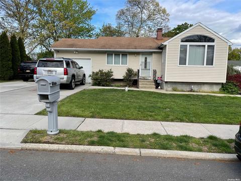 19 Norwalk Ln, Selden, NY 11784