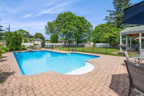 9 Magenta Ln, East Northport, NY 11731