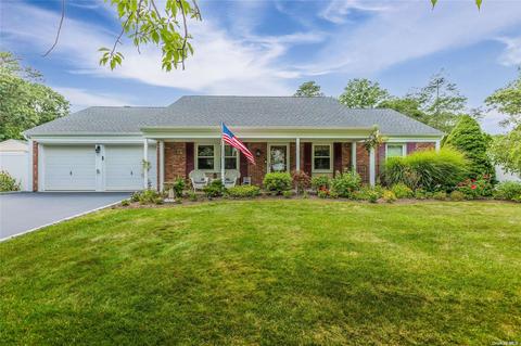 12 Haverford Ln, Coram, NY 11727