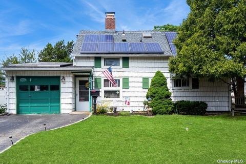172 Red Maple E Dr, Levittown, NY 11756