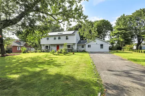 11 Manor Ln, Stony Brook, NY 11790