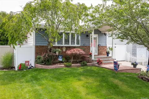 64 Crestwood Blvd, Farmingdale, NY 11735