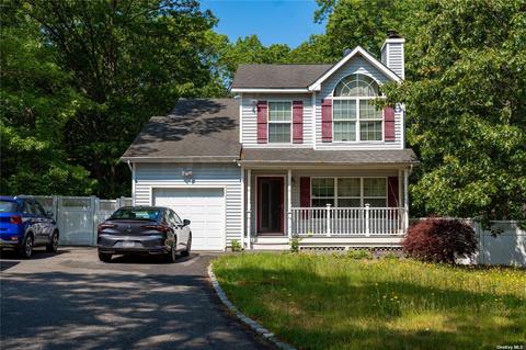 192 W Yaphank Rd, Coram, NY 11727