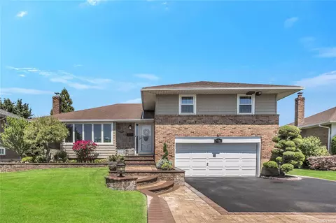 860 Bromton Dr, Westbury, NY 11590