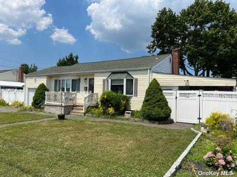 21 Seward St, West Babylon, NY 11704