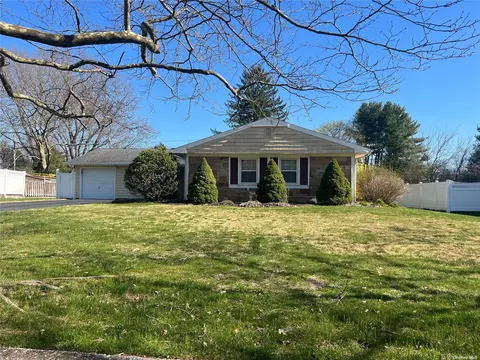 16 Mystic Way, Stony Brook, NY 11790
