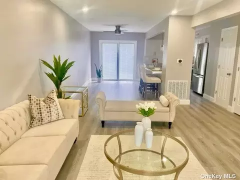 12 E Rockaway Rd #12, Hewlett, NY 11557