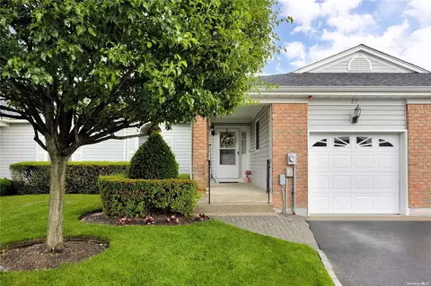 27 Primrose Ln #1, North Babylon, NY 11703