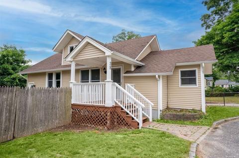 28 Woodlawn Ave, Ronkonkoma, NY 11779