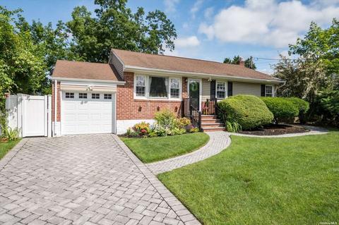 9 Donald Ln, Huntington, NY 11743