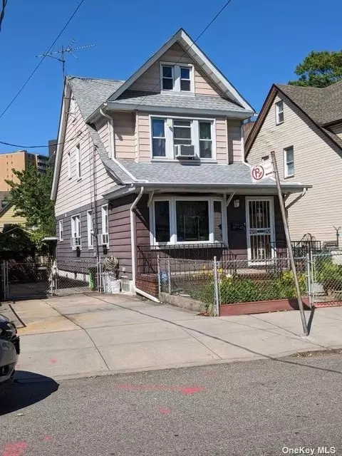 61-23 Booth St, Rego Park, NY 11374