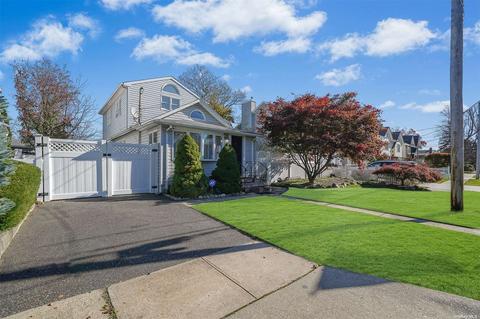 16 Kensington Ave, North Merrick, NY 11566