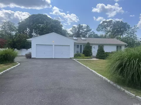 348 Munsell Rd, Patchogue, NY 11772
