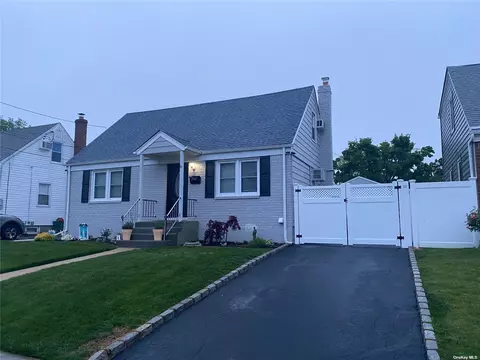 2338 Spruce St, Seaford, NY 11783