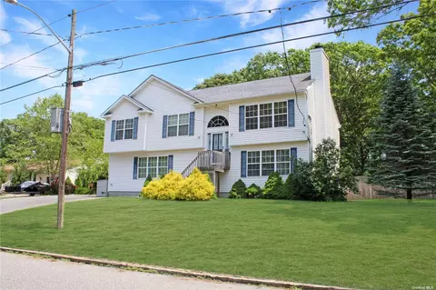 212 W End Ave, Shirley, NY 11967