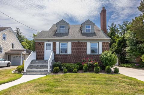 127 Foster Ave, Malverne, NY 11565