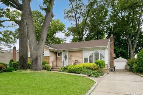 397 Spruce Ln, East Meadow, NY 11554