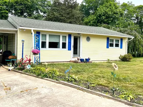 323 W Elm Rd, Mastic Beach, NY 11951