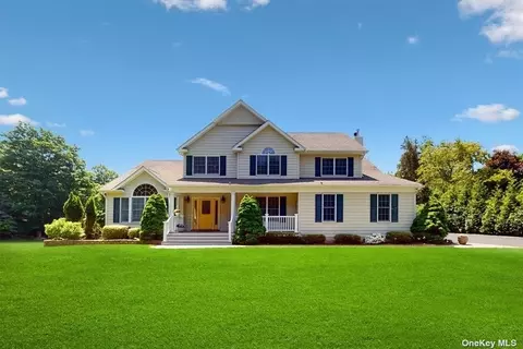 2 Pond Field Ct, Cold Spring Harbor, NY 11724