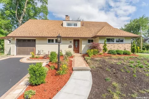 15 Ridge Dr E, Roslyn, NY 11576