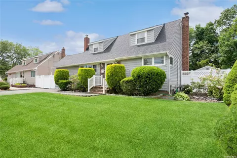 84 Westwood Rd N, Massapequa Park, NY 11762