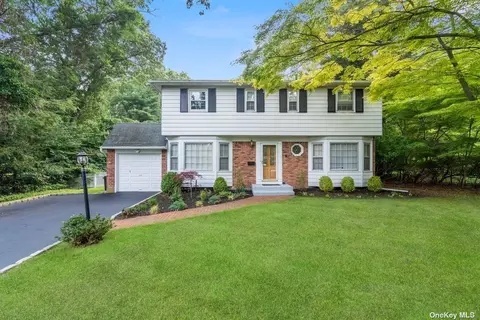 8 Albatross Ln, Smithtown, NY 11787